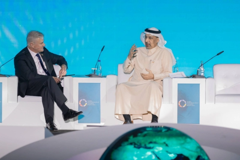 الفالح متحدثا في مؤتمر ريادة الأعمال (مكة)