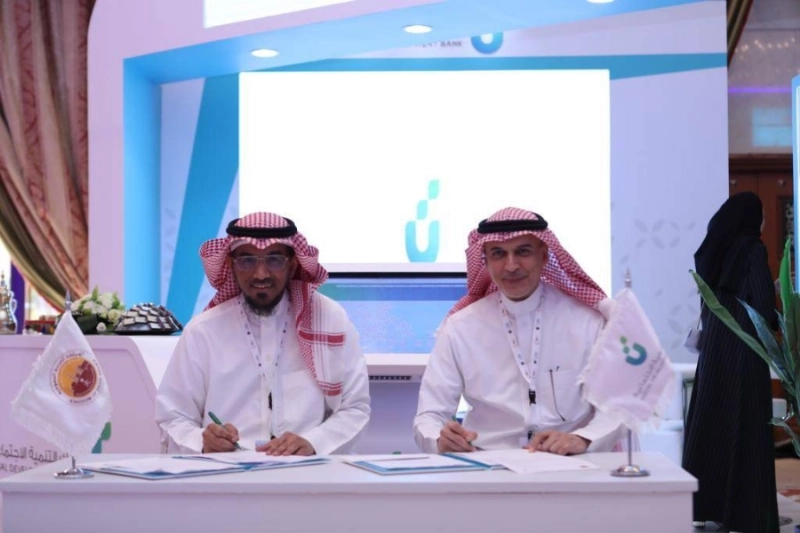 خلال توقيع إحدى الاتفاقيات (مكة)