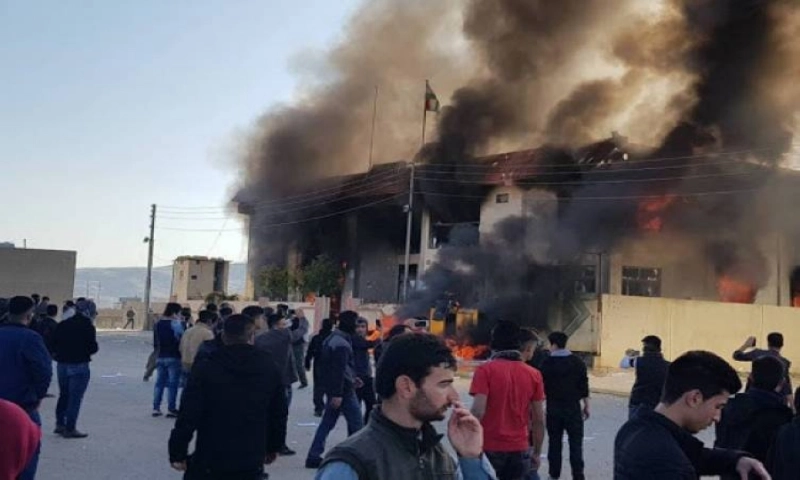 النيران تشتعل في مقر الحزب الديمقراطي الكردستاني (مكة)
