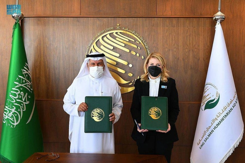 الربيعة وكاثرين راسل بعد توقيع الاتفاقية (واس)