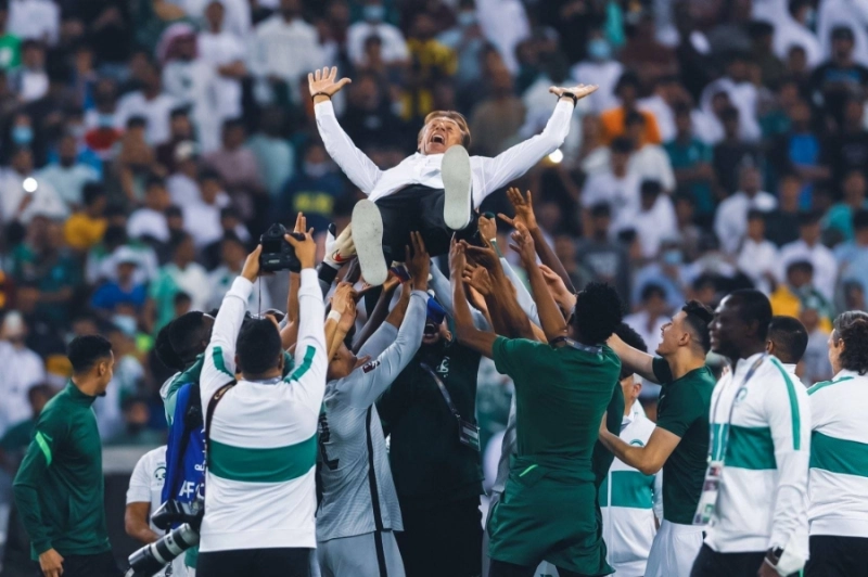 لاعبو الأخضر يحتفلون بالتأهل مع رينارد