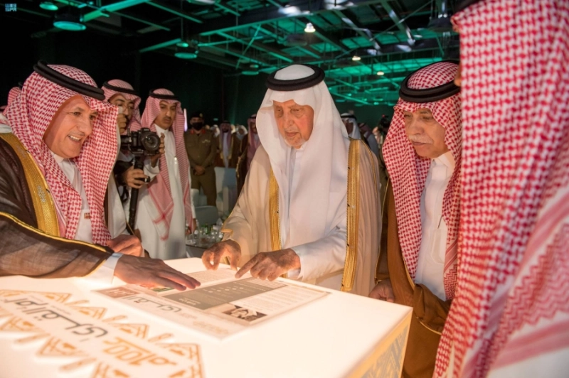 خالد الفيصل خلال تدشين العدد المئوي لجريدة أم القرى (مكة)