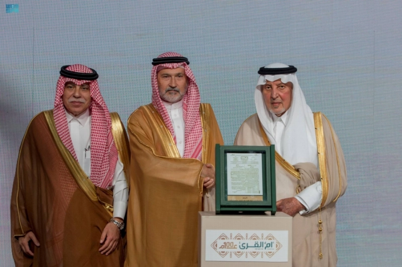 خالد الفيصل لدى تكريمه رواد ومؤرخي جريدة أم القرى (مكة)