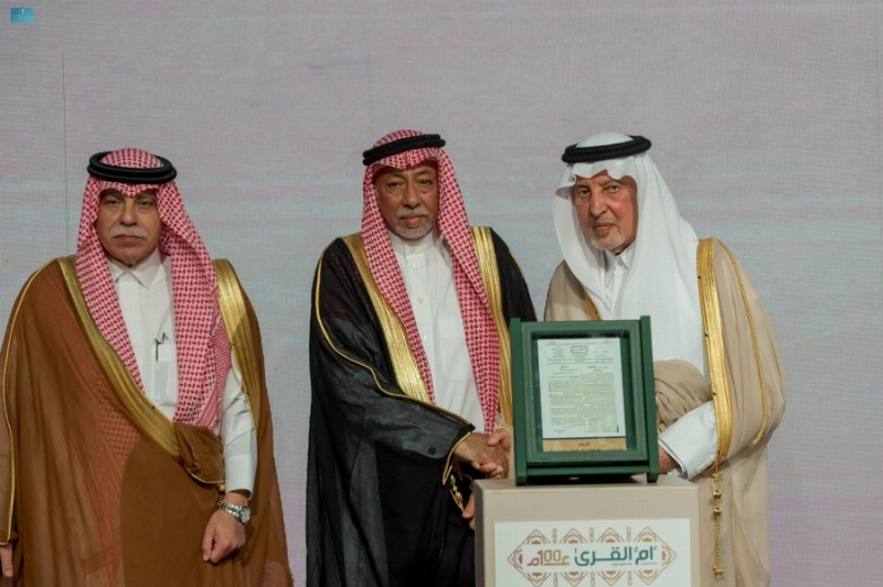 خالد الفيصل لدى تكريمه رواد ومؤرخي جريدة أم القرى (مكة)