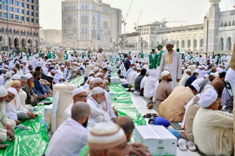 موائد الإفطار في ساحات المسجد الحرام (مكة)