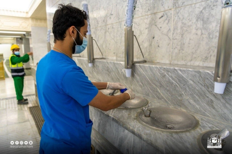 أخذ عينات من ماء زمزم (مكة)