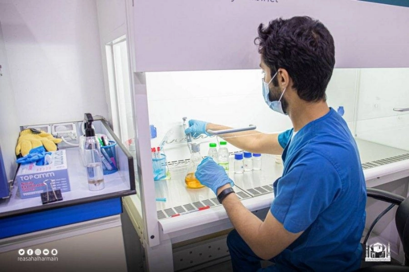 فحص ماء زمزم بالمختبر (مكة)