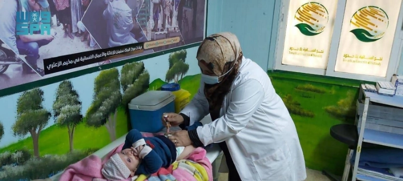 طبيبة تتابع حالة مريض بمخيم الزعتري (واس)