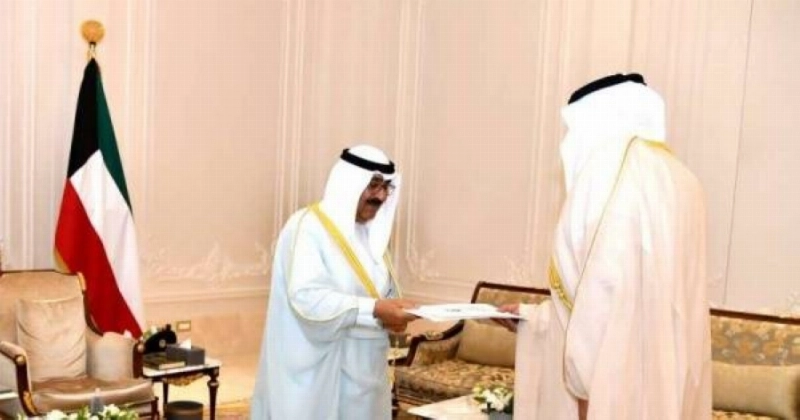 ولي العهد الكويتي يتسلم خطاب الاستقالة (مكة)