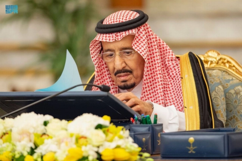 خادم الحرمين لدى ترؤسه جلسة مجلس الوزراء في جدة أمس (واس)