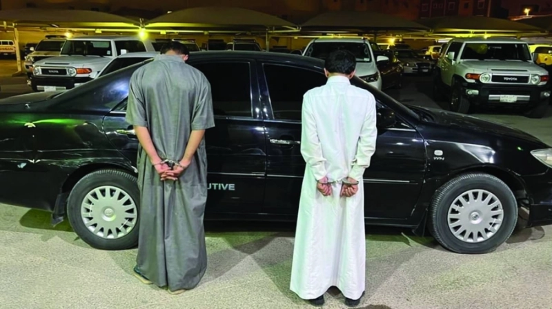 المتهمان عقب القبض عليهما