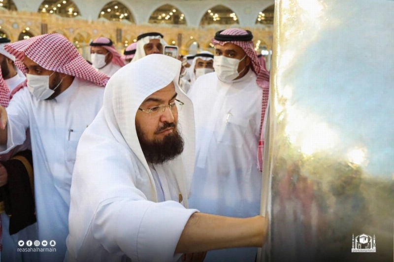 السديس يشارك في تطييب الحجر الأسود (مكة)