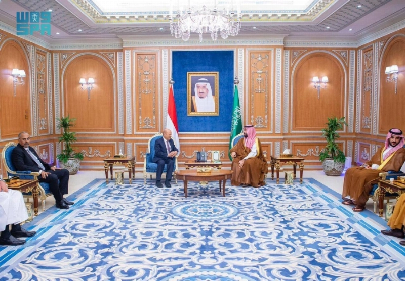 الأمير محمد بن سلمان خلال استقباله رئيس مجلس القيادة الرئاسي اليمني (واس)