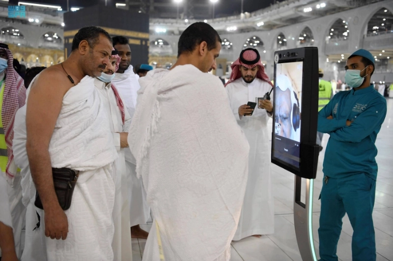 معتمرون أثناء وصولهم جوا (مكة)