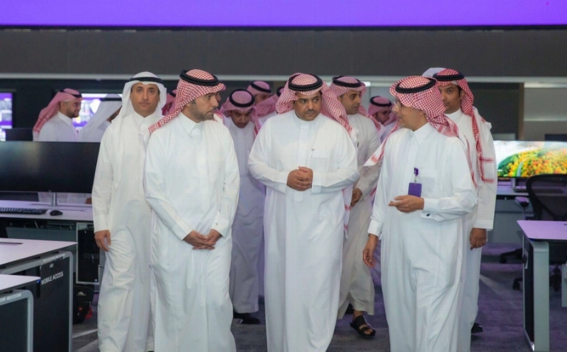 الحقيل خلال زيارة لمركز التحكم بالعمليات الرقمية