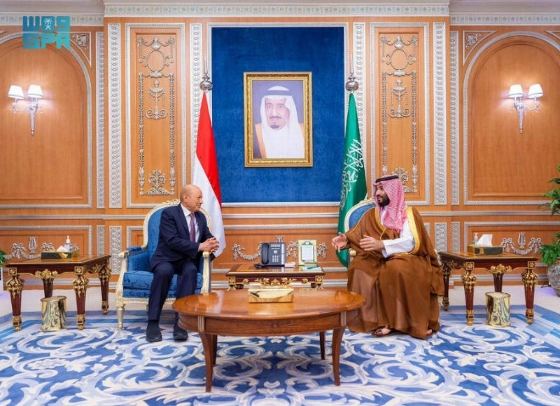 الأمير محمد بن سلمان لدى استقباله رئيس مجلس القيادة الرئاسي اليمني وأعضاء المجلس (واس)
