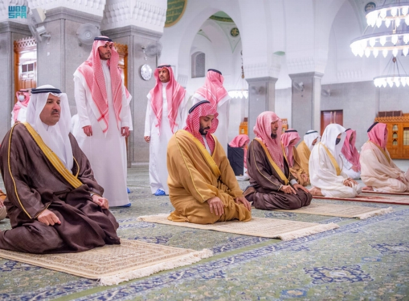 ولي العهد لدى زيارته مسجد قباء والصلاة فيه (واس)