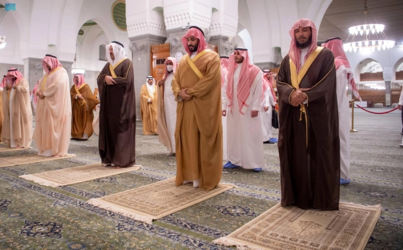 ولي العهد لدى زيارته مسجد قباء والصلاة فيه (واس)