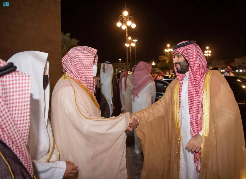 ولي العهد لدى زيارته مسجد قباء والصلاة فيه (واس)