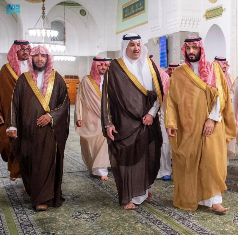 ولي العهد لدى زيارته مسجد قباء والصلاة فيه (واس)