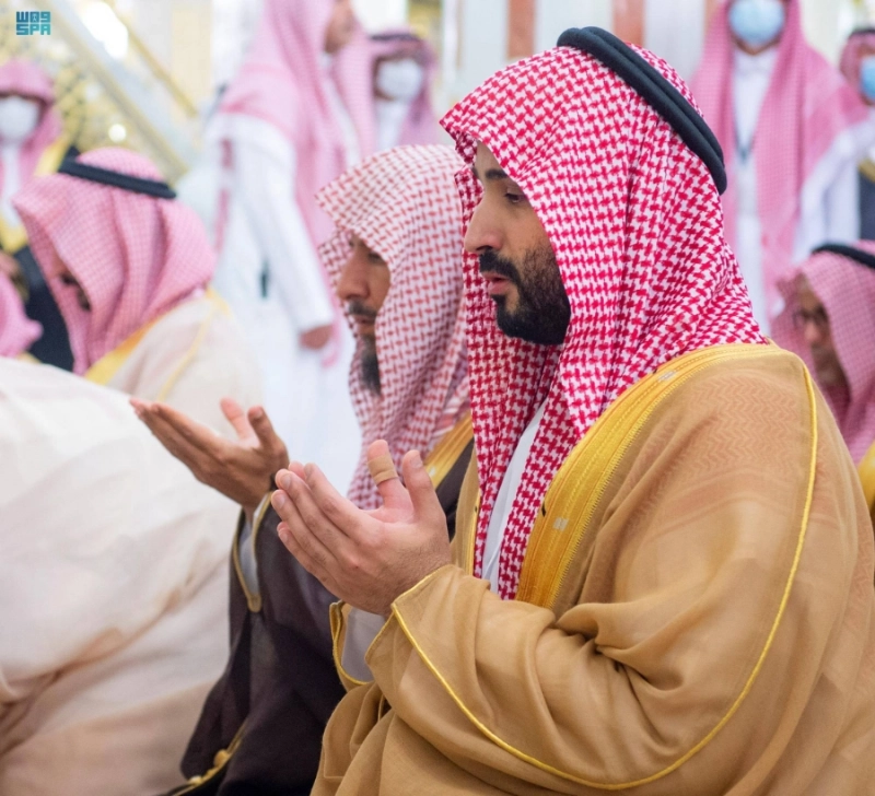 الأمير محمد بن سلمان لدى زيارته المسجد النبوي والصلاة في الروضة الشريفة (واس)