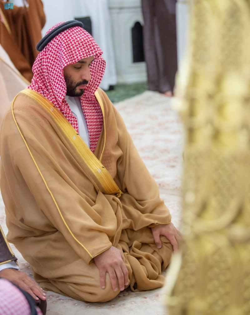الأمير محمد بن سلمان لدى زيارته المسجد النبوي والصلاة في الروضة الشريفة (واس)