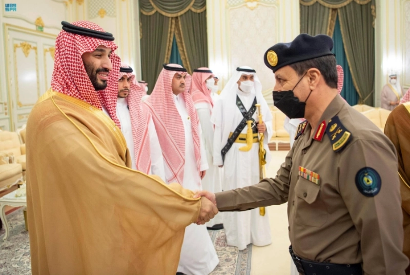 ولي العهد لدى استقباله العلماء والوزراء وجمعا من المواطنين في قصر طيبة (واس)