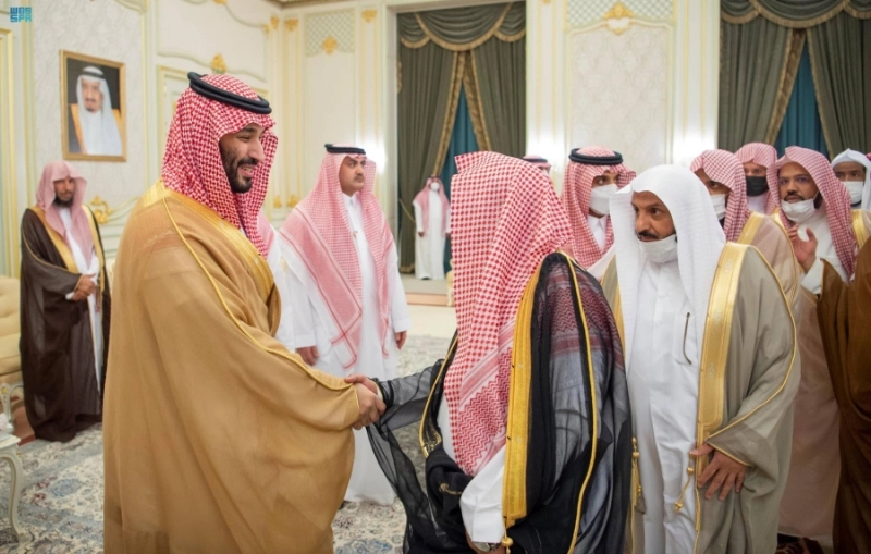 ولي العهد لدى استقباله العلماء والوزراء وجمعا من المواطنين في قصر طيبة (واس)