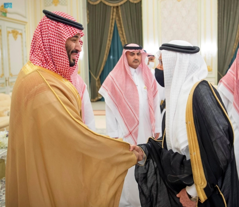 ولي العهد لدى استقباله العلماء والوزراء وجمعا من المواطنين في قصر طيبة (واس)