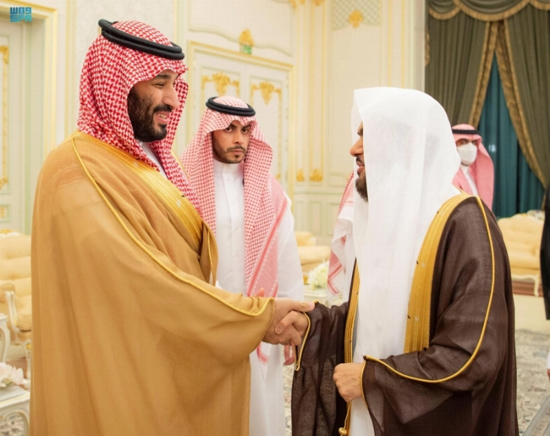 ولي العهد لدى استقباله العلماء والوزراء وجمعا من المواطنين في قصر طيبة (واس)