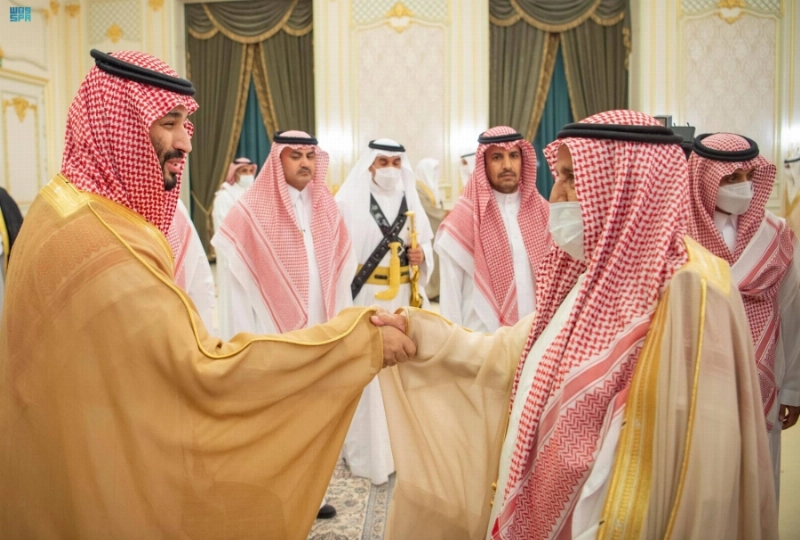 ولي العهد لدى استقباله العلماء والوزراء وجمعا من المواطنين في قصر طيبة (واس)