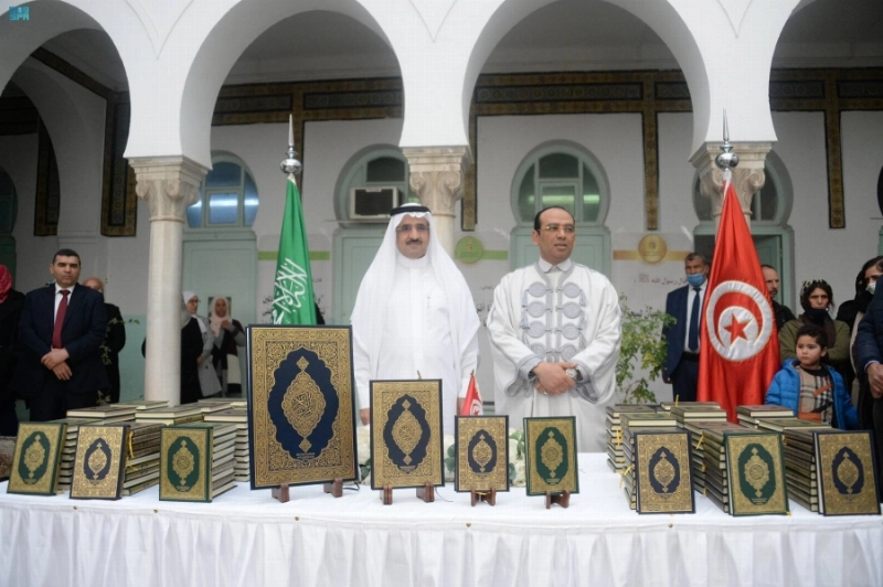 من مراسم تسليم هدية خادم الحرمين (واس)