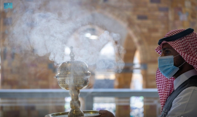 موظف خلال تبخير المسجد الحرام (مكة)