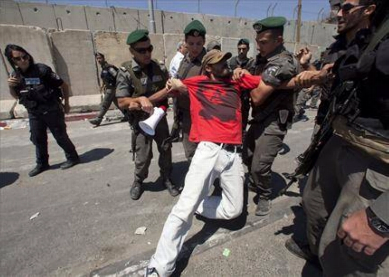 عناصر من قوات الاحتلال تقمع أحد الفلسطينيين(مكة)