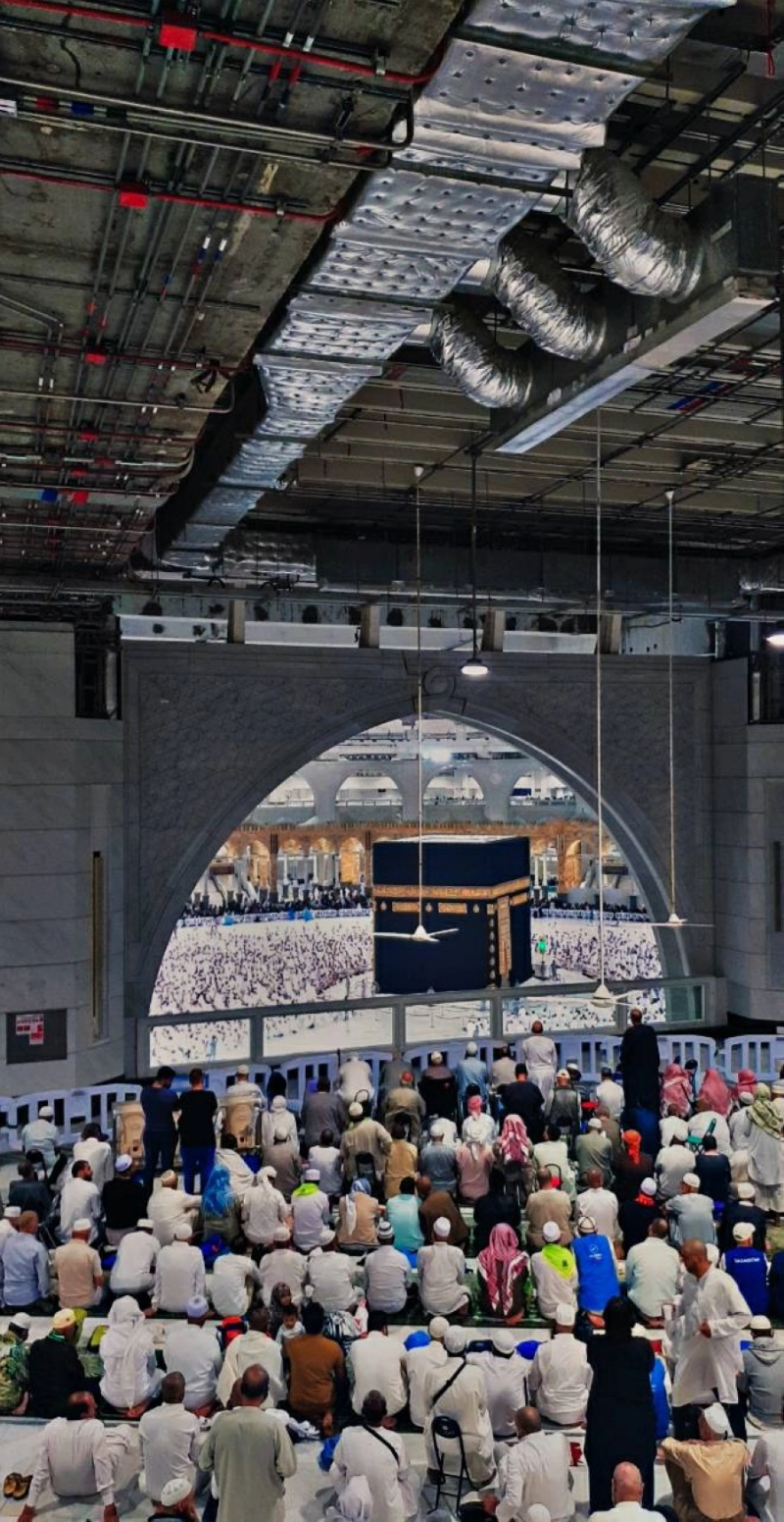 عدد من المعتمرين والمصلين والزوار داخل أروقة المسجد الحرام (أنس الحارثي)