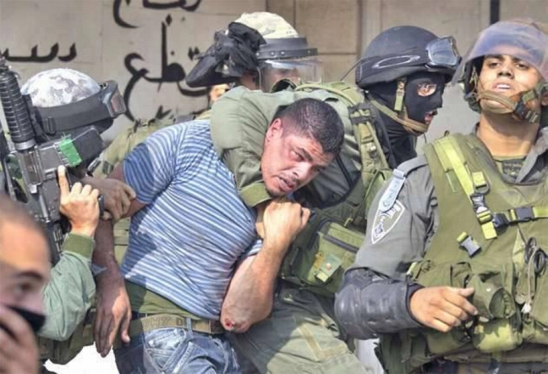 عناصر من قوات الاحتلال تعتقل فلسطينيا (مكة)