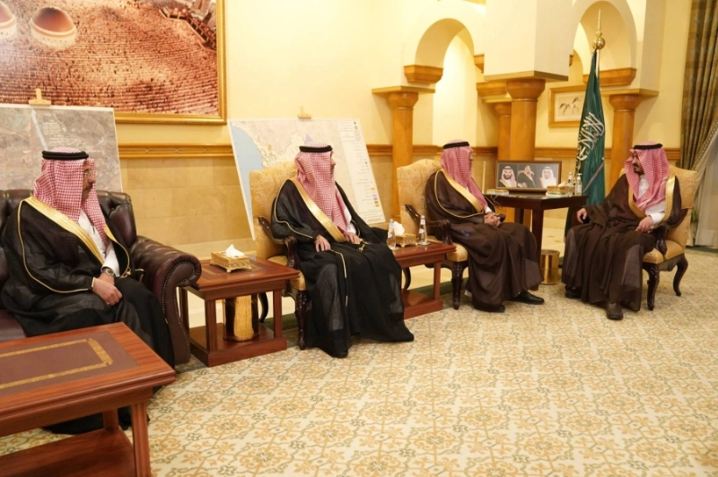 بدر بن سلطان خلال استقباله رائد المديهيم (مكة)