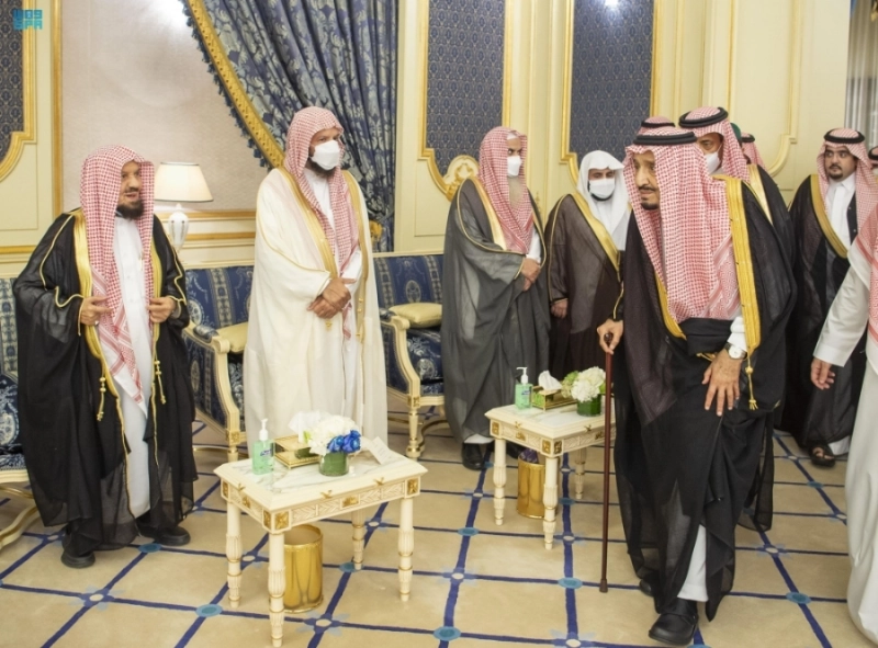 الملك سلمان بن عبدالعزيز خلال الاستقبال (واس)