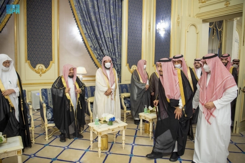 الملك سلمان خلال مراسم الاستقبال