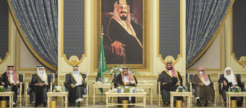 خادم الحرمين خلال مراسم الاستقبال بحضور ولي العهد (واس)