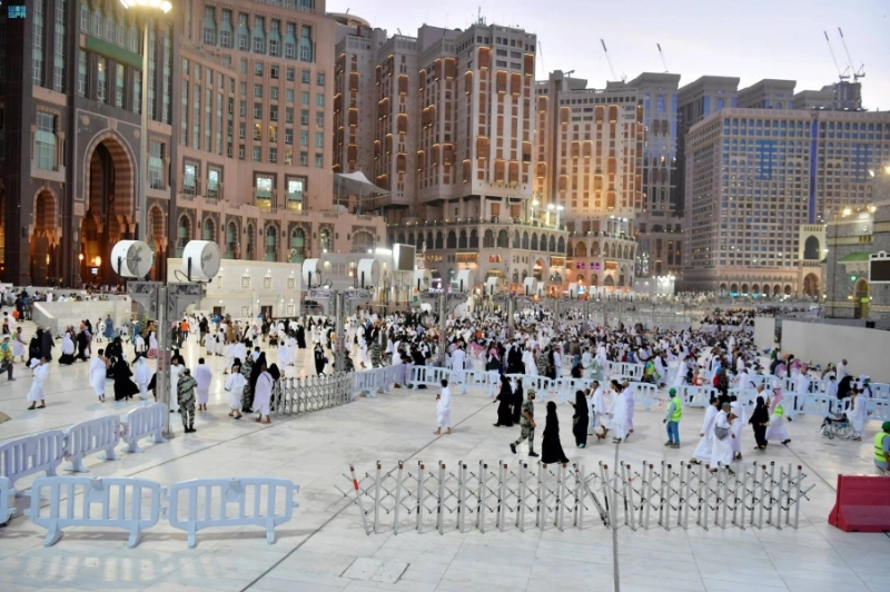 توزيع مراوح الرذاذ بساحات المسجد الحرام (مكة)