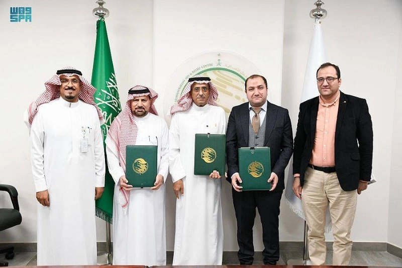 البيز لدى توقيع الاتفاقيات الثلاث (واس)