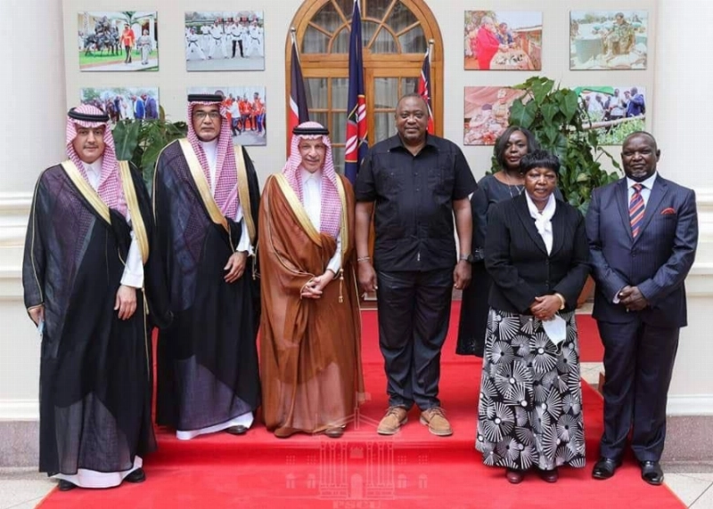 الرئيس الكيني خلال لقائه المستشار أحمد قطان (واس)