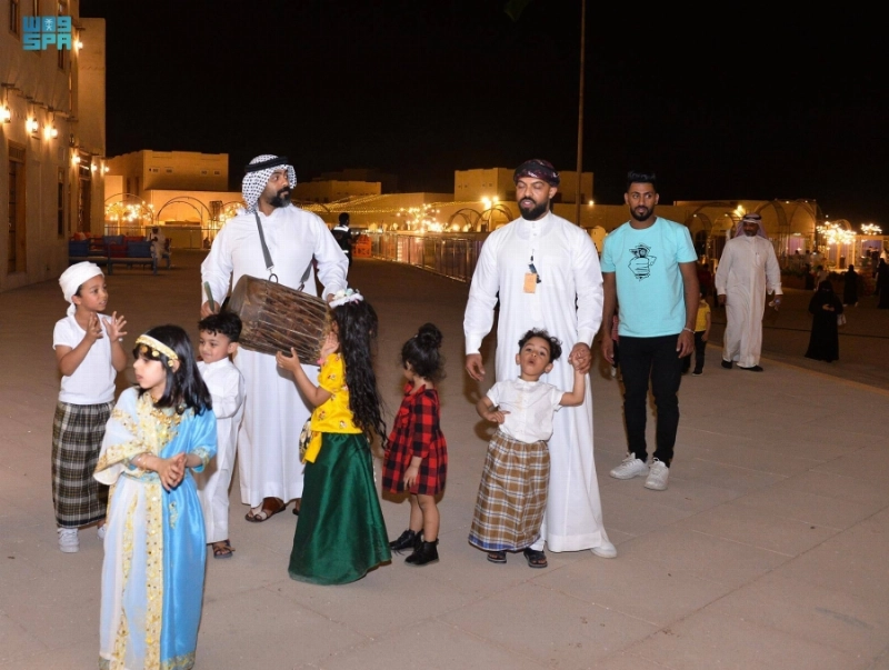مشاركون خلال ترديد أهازيج موروثة (مكة)