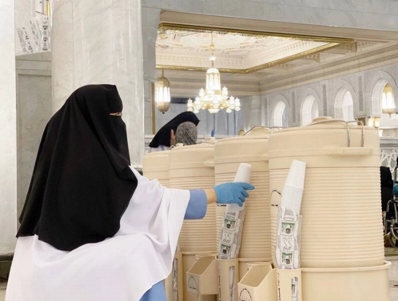 تقديم ماء زمزم لقاصدات المسجد الحرام (مكة)