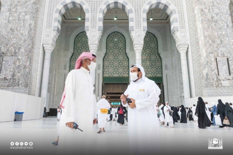 حمود العيادة مع أحد المناوبين في ساحات المسجد الحرام (مكة)