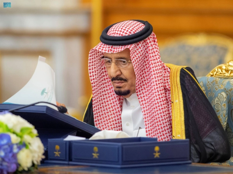 الملك سلمان لدى ترؤسه جلسة مجلس الوزراء أمس (واس)