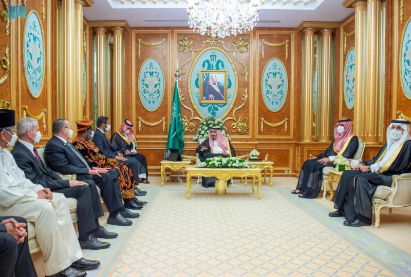خادم الحرمين خلال استقباله عميد السلك الدبلوماسي ورؤساء المجموعات الدبلوماسية (واس)