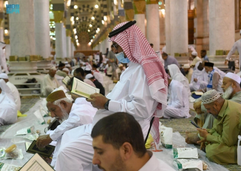 قراءة القرآن تسبق لحظات الإفطار (مكة)