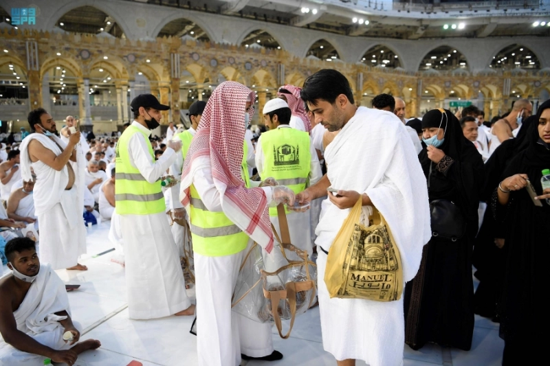 متطوع يوزع وجبة إفطار صائم بالمطاف (مكة)